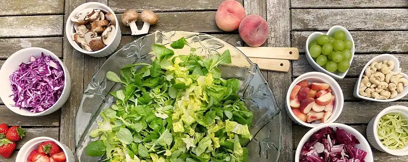 Schalen mit Gemüse und Obst