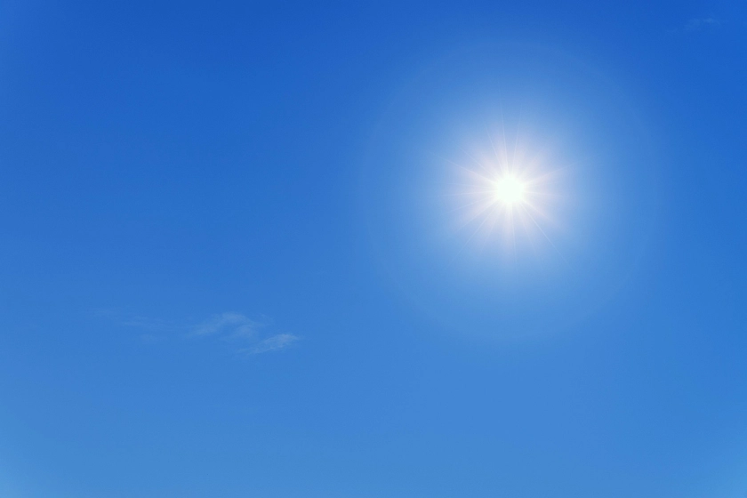 Sonne vor blauem Himmel