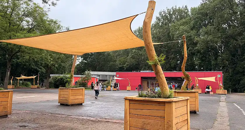 Sonnensegel in beige über asphaltiertem Schulgelände