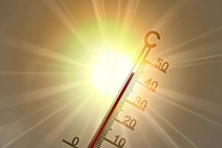 Ein Quarzthermometer, welches über 40 Grad Celsius anzeigt. Im Hintergrund ist eine stark scheinende Sonne.