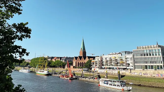 Weser bei strahlend blauem Himmel mit Sonne