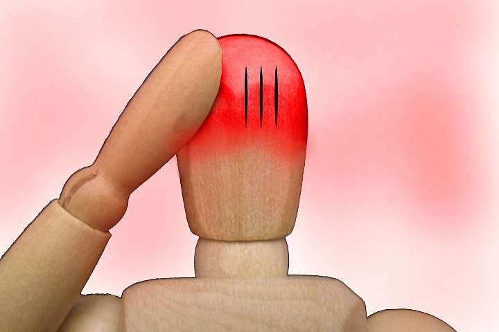 Holzfigur mit rot angelaufenem Kopf.
