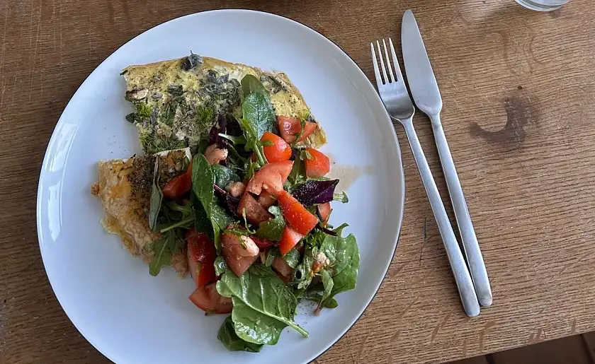 Mangold-[SPRACHE fr;Omelett] mit grünem Salat.