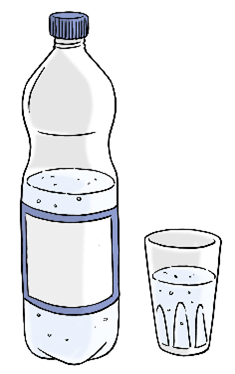 Flasche und Glas mit Mineralwasser